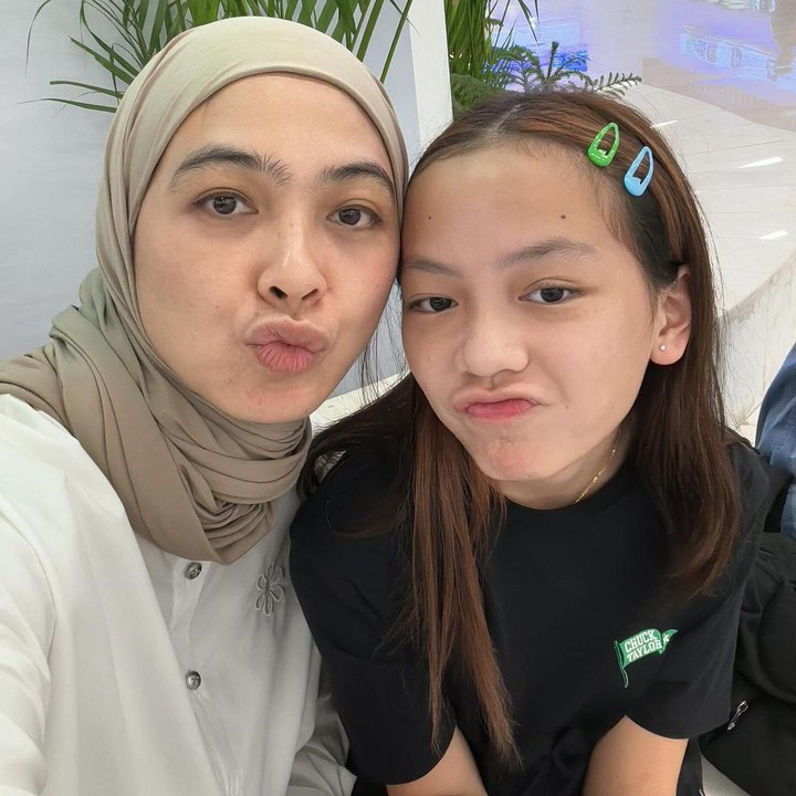 <p>Sementara itu, di mata Dian Ayu, Embun adalah sahabat yang selalu mendengarkan curhatannya, Bunda. "Kenalin ini sahabat Umi yang baru, namanya Embun, umurnya masih 11, tapi kalau curhat sudah buanyaaak banget! Setiap hari pasti ada saja keluh kesahnya. Karena kita sudah sahabatan, jadi Umi punya banyak banget rahasia dia. Namanya juga sahabat, enggak jarang kita ribut karena beda pendapat hehe. Semoga sahabatan kita langgeng terus ya," kata Dian. (Foto: Instagram: @dianayulestari)</p>