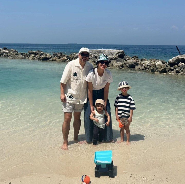 <p>Dalam salah satu unggahan, Acha terlihat memboyong keluarganya untuk berlibur ke pantai. Seru banget ya, Bunda! (Foto: Instagram: @achasinaga)</p>