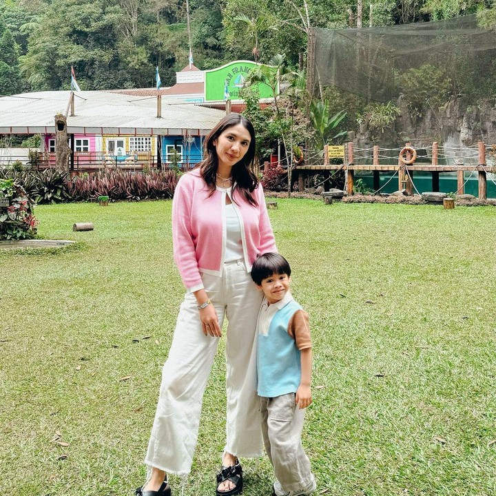 <p>"Pertama kali Lucas dan Kenan ke zoo di Indonesia. Jadi pengalaman mewah buat kita karena bisa interaksi sama hewan-hewannya langsung dari mobil. Anak-anak <em>happy</em> <em>pol</em>, Bapak Mama juga ikut senang," kata Acha. (Foto: Instagram: @achasinaga)</p>