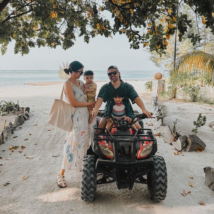 <p>"<em>Family holidayyyyy</em>. Sebelum Andy berangkat ke Sydney, sebelum Luke mulai masuk sekolah, puas-puasin dulu <em>quality time,</em>" tutur Acha dengan menyisipkan emotikon hati. (Foto: Instagram: @achasinaga)</p>