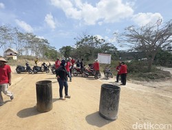 Warga Tegaldowo Rembang Blokade Jalan Akses Tambang Pabrik Semen