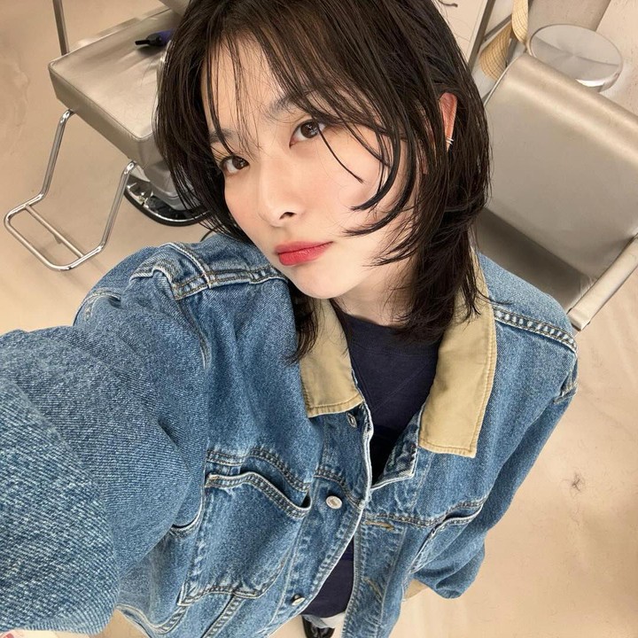 <p>Seulgi Red Velvet tak pernah gagal memukau penggemar lewat penampilannya. Kali ini, ia tampil dengan gaya rambut pendek dengan potongan<em> messy hair</em> di bagian poni dan pelipis. Penampilannya semakin trendi dengan jaket berbahan <em>jeans.</em> (Foto: Instagram @hi_sseulgi)</p>