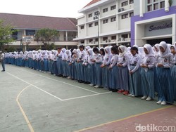 Isak Tangis Siswa SMAN Kedungwaru Saat Doakan Guru Korban Laka Maut Bus