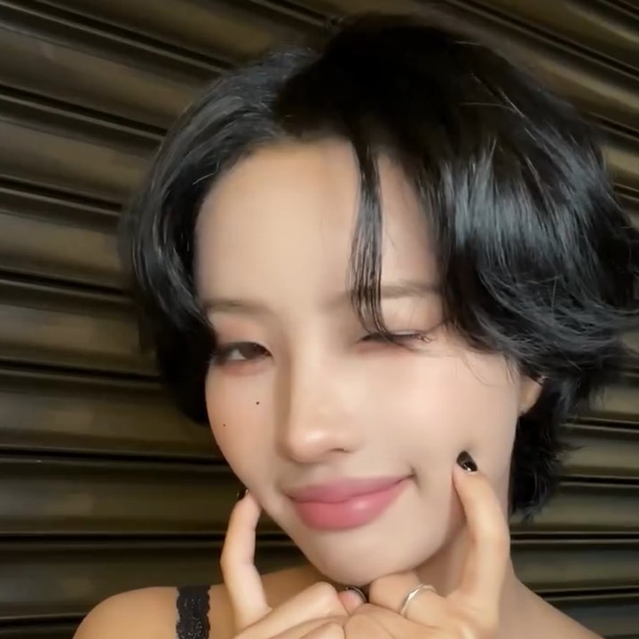 <p>Soyeon (G)-I-DLE memangkas rambut panjangnya hingga menjadi sangat pendek. Namun ternyata, potongan rambut barunya justru membuat Soyeon tampil lebih <em>fresh</em>. Pelantun lagu <em>Queencard</em> ini terlihat <em>cute</em> saat mengunggah video terbarunya dengan rambut pendek. (Foto: Instagram @official_g_i_dle)</p>