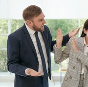 Toxic Boss Alert, Kenali 7 Tanda Atasan Beracun yang Harus Dihindari!