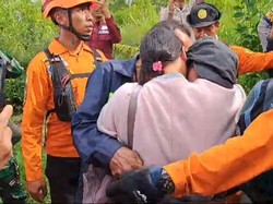 Tangis Haru Warnai Pertemuan Pendaki Wanita di Gunung Slamet dengan Keluarga
