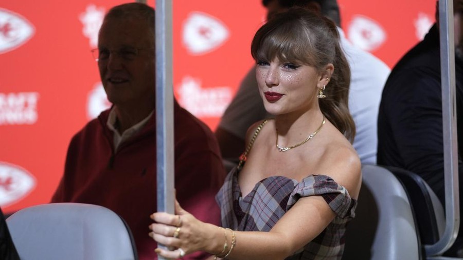 Taylor Swift arrives before the start of an NFL football game between the Kansas City Chiefs and the New Orleans Saints Monday, Oct. 7, 2024, in Kansas City, Mo. (AP Photo/Charlie Riedel)