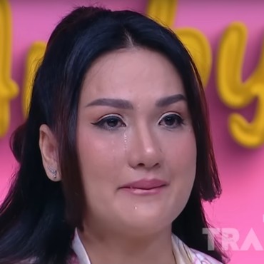 Tangis Tengku Dewi Pecah Ceritakan Momen saat Jenguk Andrew Andika di Penjara