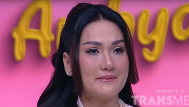 img-title Tangis Tengku Dewi Pecah Ceritakan Momen saat Jenguk Andrew Andika di Penjara
