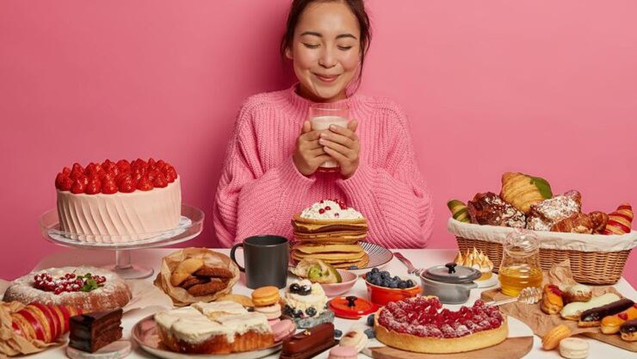 Waktu terbaik konsumsi makanan manis/Foto: Freepik/wayhomestudio