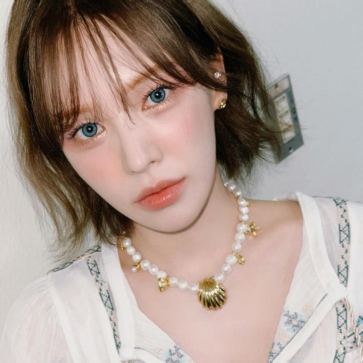 <p>Tak kalah memesona, Wendy Red Velvet memamerkan potongan rambutnya yang terlihat lebih pendek. Rambutnya juga dicat dengan warna cokelat yang memberikan sentuhan elegan pada penampilannya. (Foto: Instagram @todayis_wendy)</p>