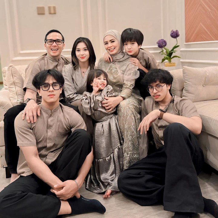 <p>Melihat dari unggahannya, momen-momen yang diunggahnya Fadli sangat beragam. Ada momen ketika jalan-jalan, perayaan ulang tahun, juga perayaan Hari Raya seperti potret berikut ini. (Foto: Instagram @superfadli)<br /><br /><br /></p>