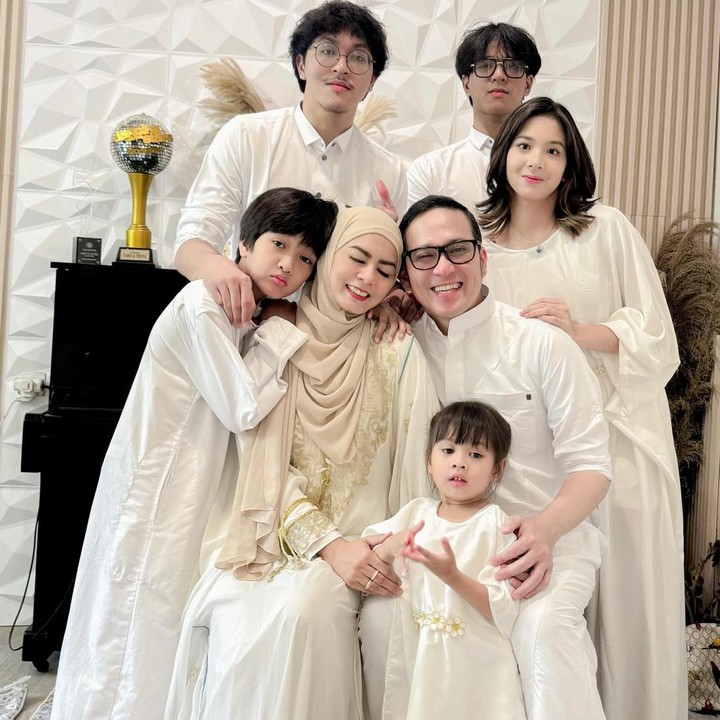 <p>Aktor sekaligus presenter Akhmad Fadli juga kerap membagikan potret keluarganya, Bunda. Menikah dengan Nur Ayu Chesty Maharani sejak 2000, pasangan ini dikarunia lima orang anak. (Foto: Instagram @superfadli)<br /><br /><br /></p>
