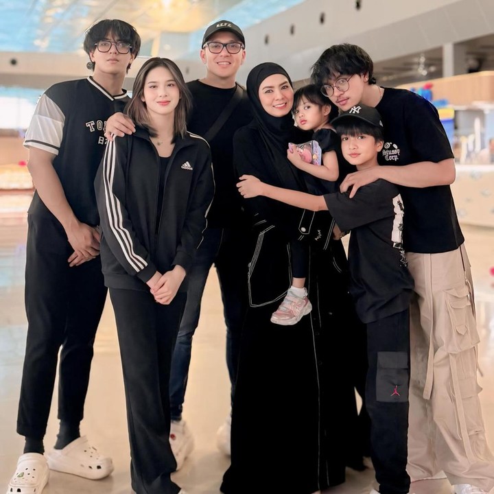 <p>Tak hanya itu, sebagian besar juga meninggalkan komentar berupa doa dan harapan untuk keluarga Fadli yang harmonis ini. "Semoga keluarga ini selalu sehat," tulis akun @its_****. (Foto: Instagram @superfadli)</p>
