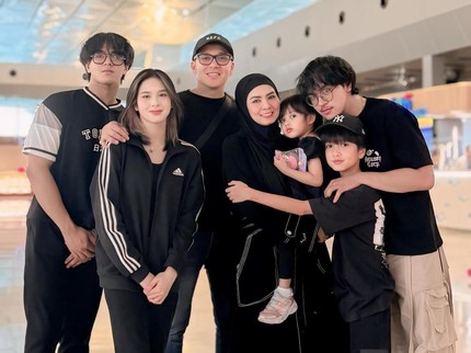 5 Potret Harmonis Akhmad Fadli Bersama Istri dan Kelima Anak, Termasuk Si Kembar Zee & Athir