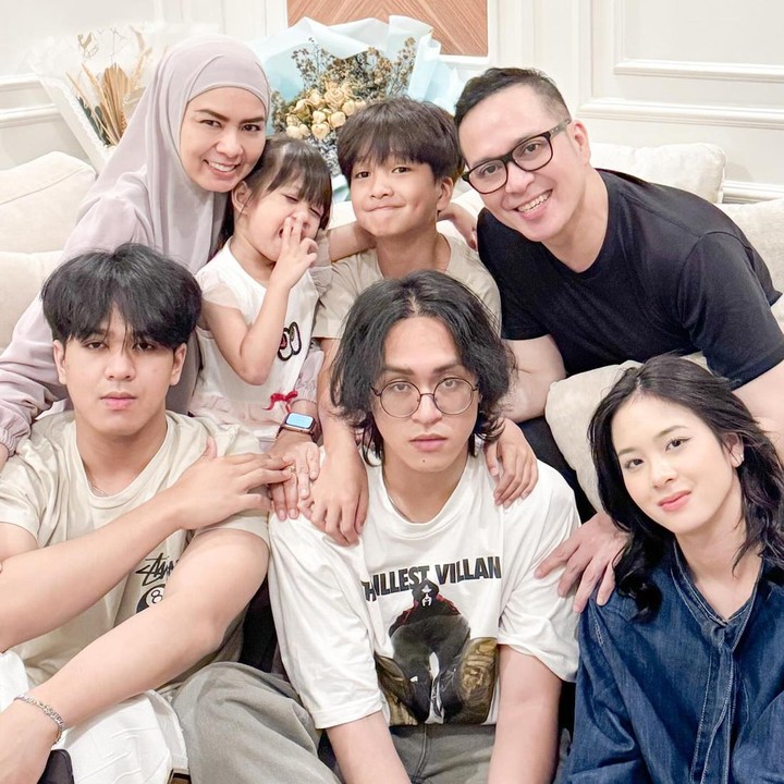 <p>Potret keluarga dengan formasi lengkap ini juga menuai beragam komentar dari netizen, Bunda. Salah satu di antaranya, sosok Zee eks member JKT48 yang menyita perhatian karena kecantikannya. "Zee cantik bgt om," tulis akun @jonat****. (Foto: Instagram @superfadli)<br /><br /><br /></p>