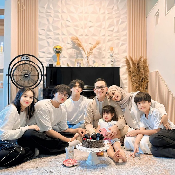 <p>Momen-momen kebersamaan Fadli dan keluarga dipamerkan di akun Instagram pribadi. Tak hanya bersama sang istri, Fadli juga kerap memperlihatkan anak-anaknya mulai dari Akhmad Rafa Al-Farabi, Azizi Shafa Asadel atau Zee dan kembarannya Akhmad Athir Ar-Raafi, Akhmad Raqilla Aisy, dan si bungsu Zia Cyra Kaysha.(Foto: Instagram @superfadli)<br /><br /><br /></p>