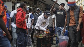 FOTO: Aksi Unik DJ Asal Kenya Pakai Sendok buat Turntable