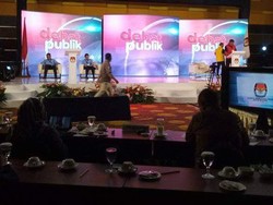 Polisi Pukul Wanita Petugas KPU Saat Debat Pilwalkot Bitung Berakhir Damai