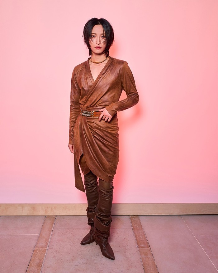 Debut di PFW pakai atasan dari koleksi pakaian perempuan, Seonghwa ATEEZ membuktikan bahwa fashion tidak memiliki batasan lewat pilihan busananya saat ia ikut melihat langsung presentasi Isabel Marant SS25 collection./ Foto: instagram.com/isabelmarant