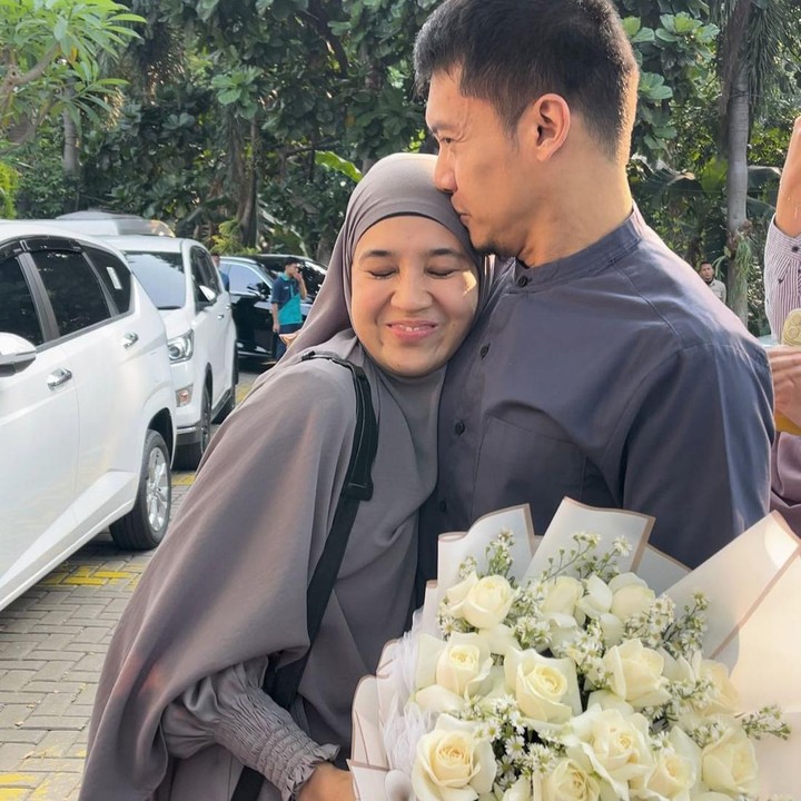 <p>Pasangan ini juga sering mengungkapkan rasa cinta dengan menggunakan hadiah. Intip saja potret bahagia Dhini ketika Dimas memberikan buket bunga pada hari ulang tahunnya. (Foto: Instagram @dhiniaminarti)</p>