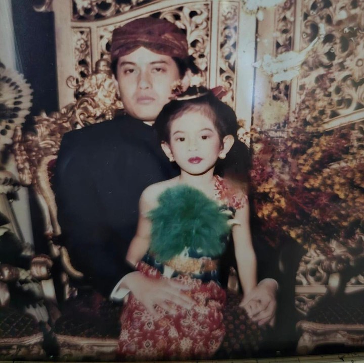 <p>Diandra Paramita Sastrowardoyo alias Dian Sastrowardoyo membagikan beberapa potret transformasinya dari kecil hingga dewasa Instagram. Berikut ini, foto masa kecil Dian bersama sang Ayah yang ia unggah dalam momen Waisak. "Selamat Hari Raya Waisak yang terlambat kmrn, Bapak.. <em>love you</em>," tulisnya, di kolom <em>caption</em> Instagram. (Foto: Instagram @therealdisastr)<br /><br /><br /></p>