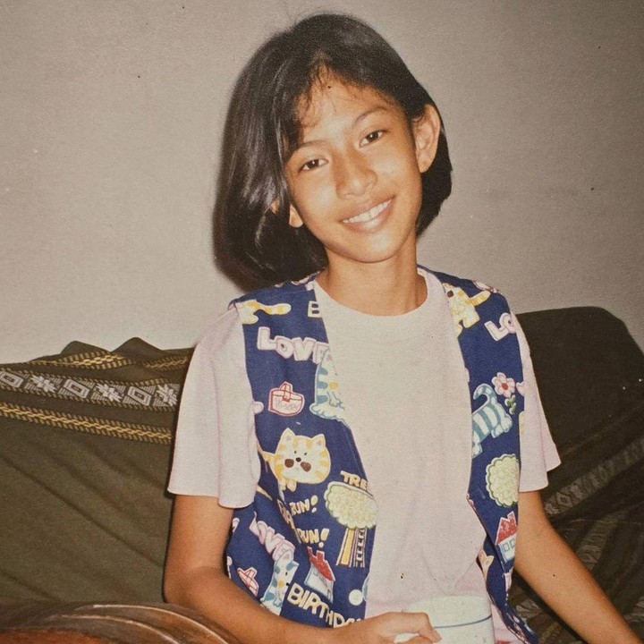 <p>Berikutnya, potret Dian ketika remaja. Dalam unggahan ini, Dian membahas model rambut pendek sebahunya, nih. Dian juga mendapat banyak pujian dalam potret tersebut, ia disebut cantik sejak lahir, Bunda. "@therealdisastr Udah Cantik Dari Lahir," tutur akun @noern****. (Foto: Instagram @therealdisastr)<br /><br /><br /></p>