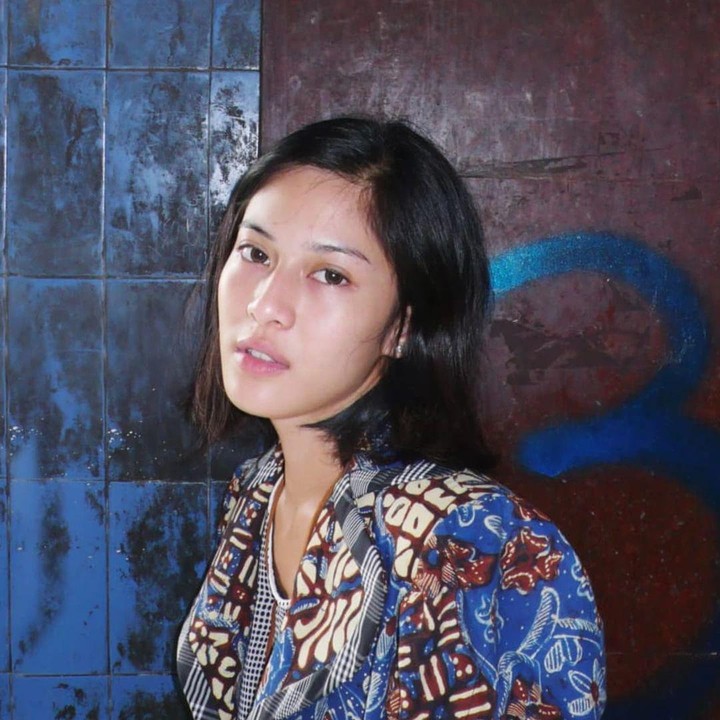 <p>Sedangkan pada potret berikut, ketika Dian di usia 25 tahun. Potret ini diabadikan pada 2006 dan dibagikan dalam momen Hari Batik Nasional. "Merayakan batik setiap hari, di mana saja. Selamat Hari Batik Nasional. <em>Postcards from</em> 2006," bebernya. (Foto: Instagram @therealdisastr)<br /><br /><br /></p>