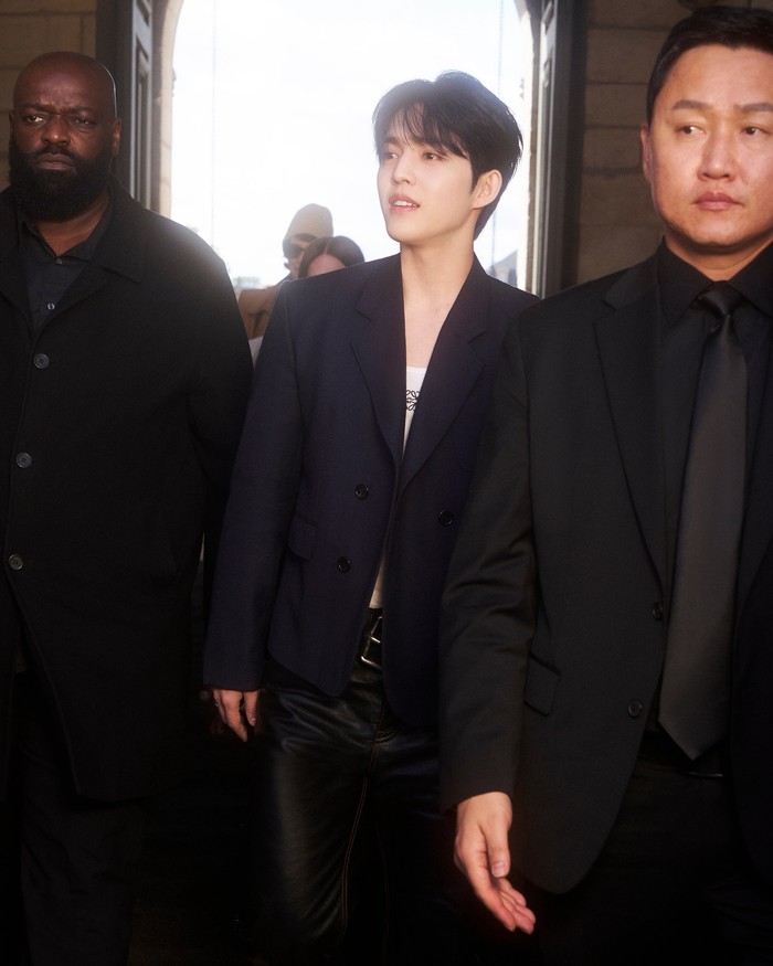 Digelar di Château de Vincennes di Paris, Prancis, LOEWE Spring Summer 2025 women’s runway show oleh Jonathan Anderson dihadiri sederet bintang ternama, salah satunya S.Coups, leader sekaligus anggota tertua SEVENTEEN./ Foto: instagram.com/loewe