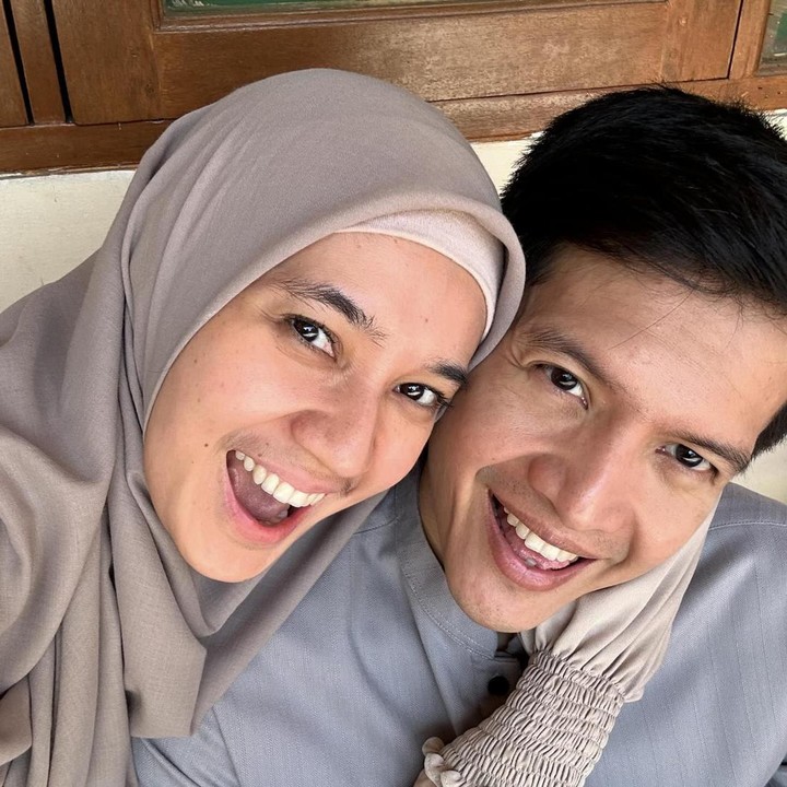 <p>Kebersamaan Dhini dan Dimas juga sering membuat netizen ikut merasa bahagia, Bunda. Banyak yang mendoakan mereka agar tetap langgeng dan harmonis. "MasyaAllah paling adem lihat kalian.. Dhini dan Dimas," kata @shitie_****. "Suka banget sama pasangan ini. Sehat selalu buat kalian berdua," ucap @avhida****. (Foto: Instagram @dhiniaminarti)</p>