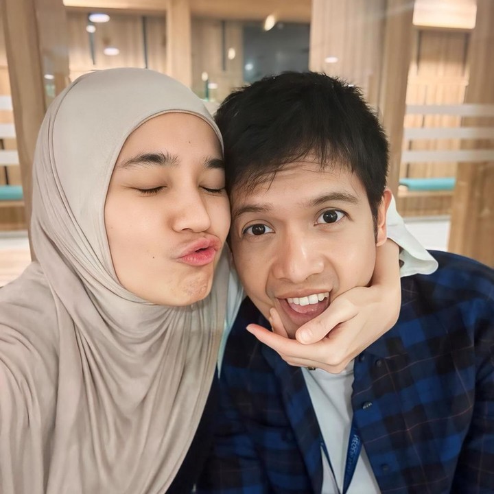 <p>Dhini Aminarti dan Dimas Seto merupakan pasangan artis yang hidup harmonis. Di usia pernikahan yang sudah mencapai 15 tahun, mereka tetap terlihat mesra bak pengantin baru, nih. (Foto: Instagram @dhiniaminarti)</p>