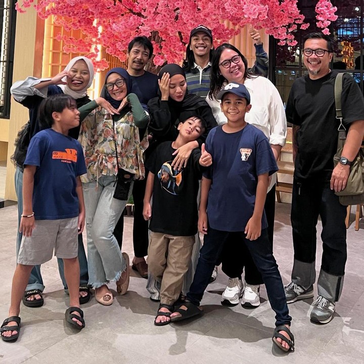 <p>Lewat Instagram pribadi, Enno menunjukkan momen perayaan tersebut lewat beberapa foto dan video singkat. Di sana, ia tampak dikelilingi oleh keluarga. "Alhamdulillah, 41 tahun..," tulisnya di <em>caption</em>. (Foto: Instagram @ennolerian_)<br /><br /><br /></p>