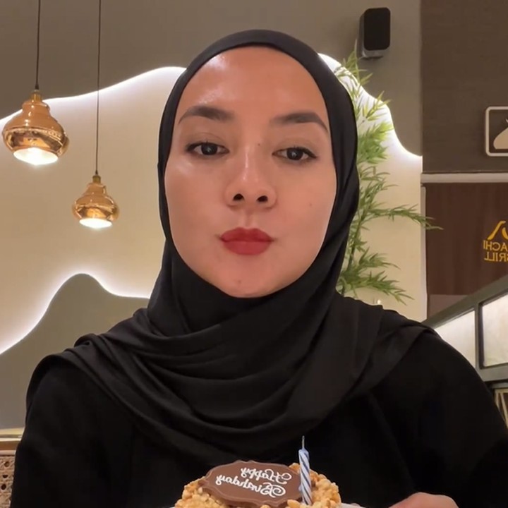 <p>Lewat kolom komentar, Enno mendapat banyak ucapan selamat serta doa kebaikan. "<em>Barakallah fii umrik</em> kak Noyyyy, semoga sehat dan bahagia dunia akhirat bersama jagoan2nya," ucap akun @poppy****. (Foto: Instagram @ennolerian_)<br /><br /><br /></p>