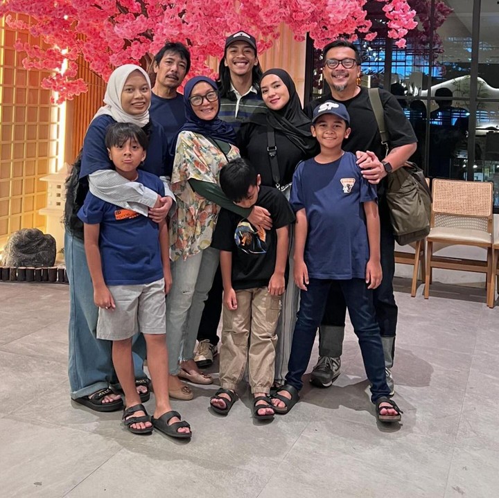 <p>Dalam potret-potret tersebut, semua terlihat bahagia dan bersuka cita. Netizen yang menyaksikan unggahan tersebut lantas meninggalkan beragam ucapan untuknya. (Foto: Instagram @ennolerian_)<br /><br /><br /></p>