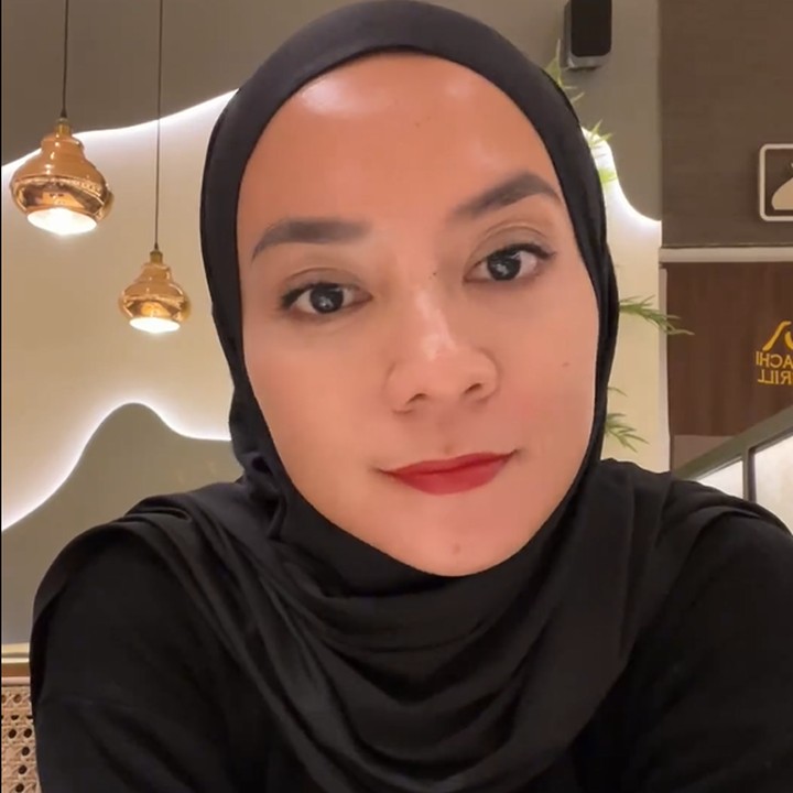 <p>Tak hanya itu, banyak pula yang salfok pada paras Enno. Menurut netizen, Enno tak terlihat seperti perempuan berusia 41 tahun karena tampil awet muda. "41 tahun tapi masih terlihat belia, kamuu makannya apaaa," kata @naga****. "Makin ber umur, muka makin muda wkwk met ulang tahun kak Enno," sambung akun @finaadi****. (Foto: Instagram @ennolerian_)</p>
