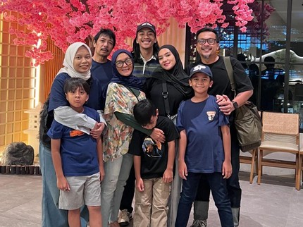 5 Potret Enno Lerian Rayakan Ultah ke-41 Dikelilingi Keluarga, Dipuji Awet Muda