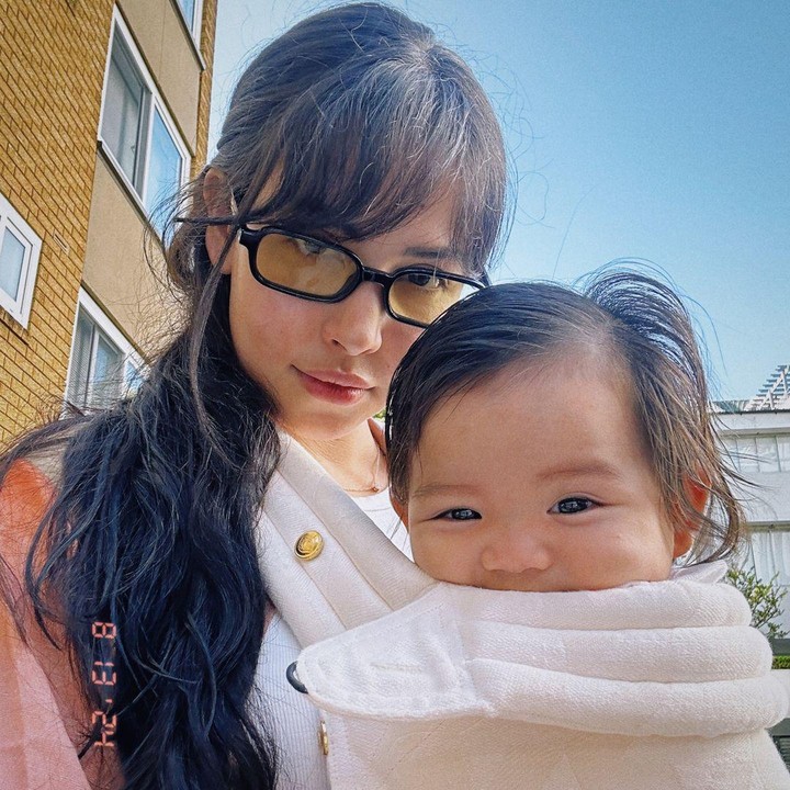 <p>Elkira Pang putri Estelle Linden lahir pada 7 Juni 2023 di Singapura. Estelle mengungkap bahwa proses persalinan Elkira penuh dengan perjuangan hingga mencapai 28 jam. "Total 28 jam labor. 21 jam induksi dan ternyata cuman pembukaan 1CM setelah 21 jam itu, rasanya pengen teriak karena seluruh badan sakit di tambah sakit hati," kata Estelle. (Foto: Instagram: @estelleelinden)</p>