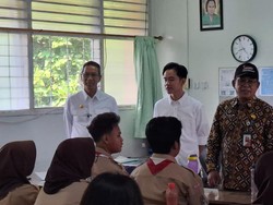 Heru Budi dan Gibran Tinjau Uji Coba Makan Bergizi Gratis di SMAN 70 Jaksel