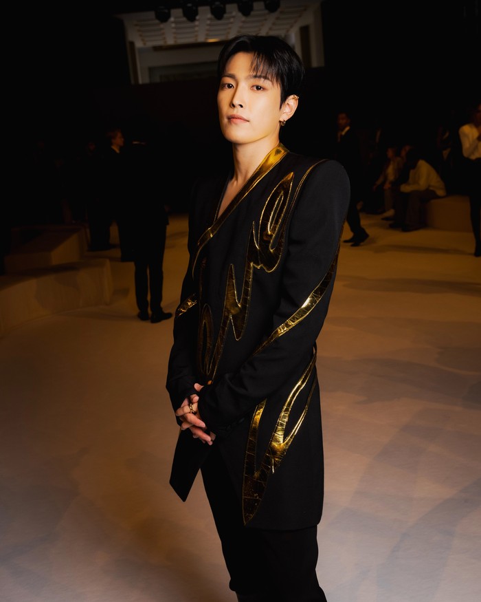 Idol K-Pop yang memegang lebih dari satu posisi dalam grupnya ini menghadiri peragaan busana BALMAIN SS25. Sebelumnya, Hongjoong ATEEZ sempat mengungkapkan bahwa ia sangat menyukai karya Olivier Rousteing, creative director Balmain./ Foto: x.com/Balmain