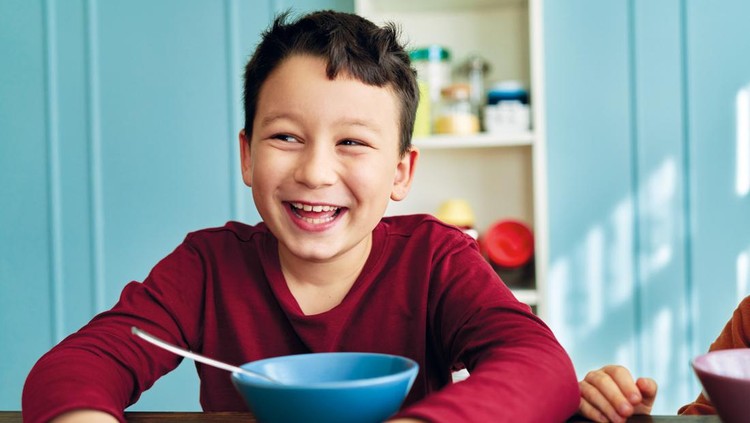 Ilustrasi anak sarapan Cute children eating corn flakes with milk for breakfast