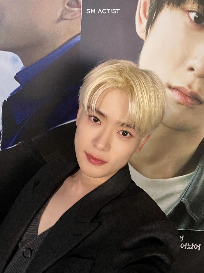 Dalam premier kali ini, Jaehyun NCT tampil dengan gaya formal dan rambut blonde yang melengkapi penampilannya./ Foto: instagram.com/sm_actist
