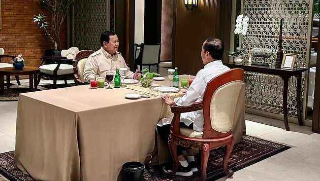 Presiden Joko Widodo (Jokowi) mengunggah foto makan malam berbareng dengan Presiden Terpilih, Prabowo Subianto, di akun Instagramnya pada Selasa (8/10) malam.