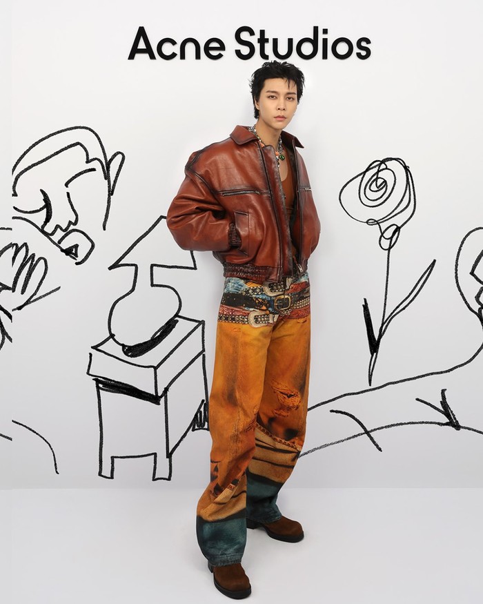 Kembali datang ke Paris, Prancis untuk ikut meramaikan peragaan busana Acne Studios, Johnny NCT sukses pukau fans dengan tampil modis berbalut koleksi rumah mode mewah yang didirikan dan berbasis di Stockholm, Swedia tersebut./ Foto: x.com/acnestudios