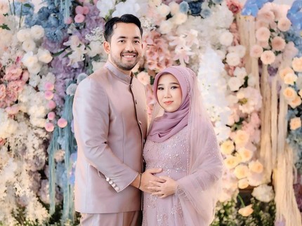 7 Potret Inspirasi 4 Bulanan Kehamilan Bunda Seleb, Bertema Bunga hingga Serba Ungu