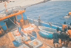 Penyelamatan Dramatis 2 Nelayan Sukabumi Usai 3 Hari Telantar di Laut