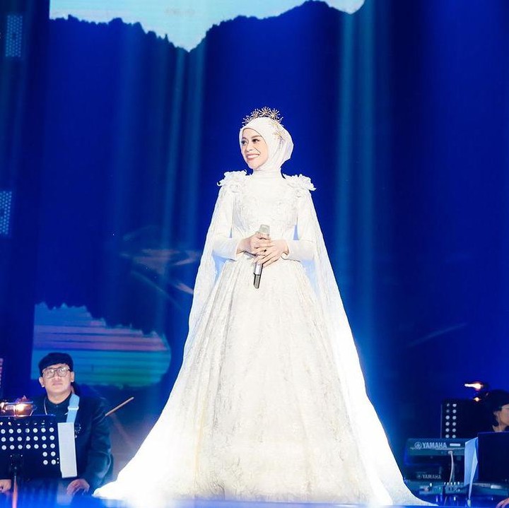 <p>Lesti juga sempat mengenakan gaun berwarna putih seperti <em>wedding dress</em> yang menutupi <em>baby bump</em>. Perempuan 25 tahun ini terlihat <em>glowing</em> dan cantik, Bunda. Pujian mengalir dari para netizen untuk penampilan Lesti selama konser. "<em>Masyaallah</em> cuantik banget bunda lestiiiiii <em>style</em> nya tidak diragukan," tulis akun @de***. "<em>Masyaallah</em> bumil ku menyala," ujar @si***. (Foto: Instagram @lestikejora)</p>