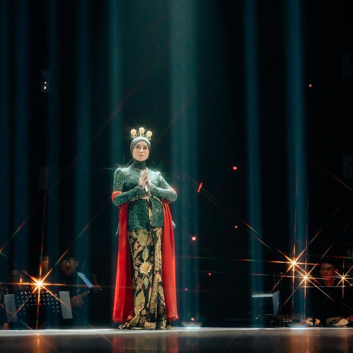 <p>Penyanyi dangdut Lesti Kejora saat ini tengah hamil anak kedua. Meski sedang hamil, Lesti berhasil memberikan penampilan yang memukai dan prima di konser tunggalnya yang berlangsung di Tennis Indoor Senayan Jakarta pada Sabtu (5/10/24). (Foto: Instagram @lestikejora)</p>