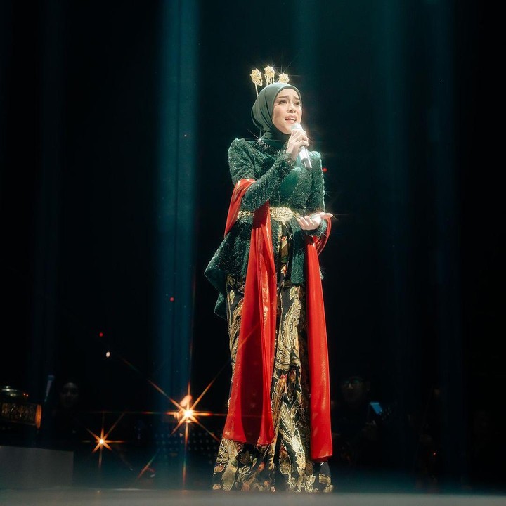 <p>Di konser ini, Lesti juga menunjukkan<em> baby bump</em> kehamilan keduanya yang sudah terlihat jelas. Usia kehamilan istri Rizky Billar ini diketahui sudah masuk trimester kedua. (Foto: Instagram @lestikejora)</p>
