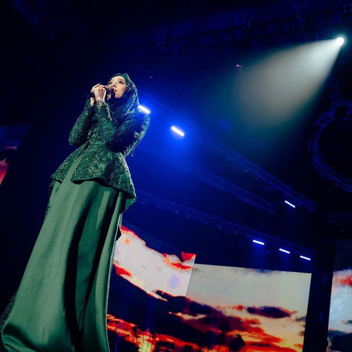 <p>Sejak mengumumkan kehamilan keduanya, Lesti tetap beraktivitas seperti biasanya. Selain menyelenggarakan konser tunggal, perempuan kelahiran Jawa Barat ini juga merilis karya lagu di saat hamil anak kedua. Keren banget ya, Bunda. (Foto: Instagram @lestikejora)</p>