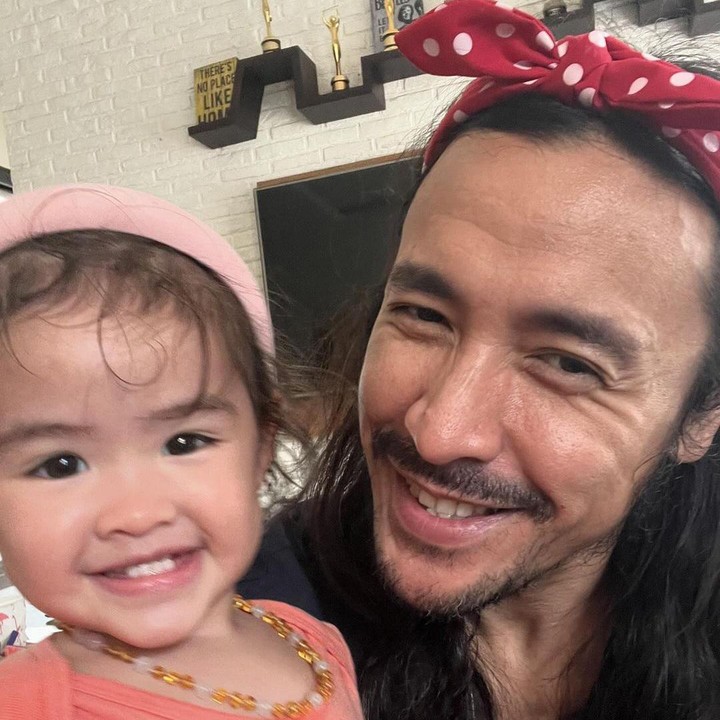 <p>Menariknya, sang <em>rocker</em> terlihat didandani oleh putri kecilnya. Di sana, mereka memakai aksesoris kepala, termasuk Ello yang mengenakan bando polkadot, Bunda. "Udah mulai didandanin sama dunia ini. Gimana ini anaknya @cindymariatahitoe ???" tuturnya. (Foto: Instagram @marcello_tahitoe)<br /><br /><br /></p>
